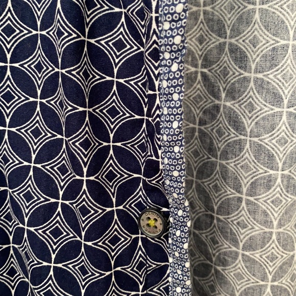 Patterned Blue and white size large slim fit patterned men’s button up - Picture 4 of 5